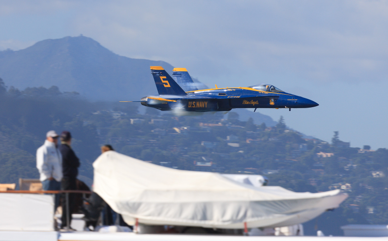 Illustration for article titled Incredible photo of an F-18 zooming through the Golden Gate bridge